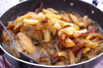 Chicken in Sauce with Fried Potatoes