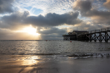Fototapeta premium Pfahlbau am Strand von St. Peter-Ording.