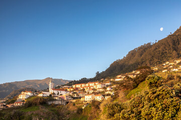 Obraz premium Aussicht auf das Bergdorf Faial im Morgenlicht, Madeira