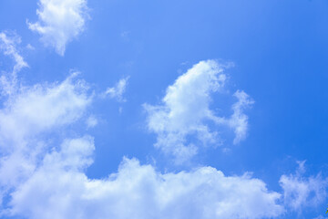 Obraz premium Fluffy Clouds Against a Vibrant Blue Sky