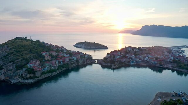 The atmosphere of Amasra, the pearl of Bartın, at sunset combines with the elegant silhouette of the historical stone bridge, the picturesque houses on both sides and the calm waters of the Black Sea.