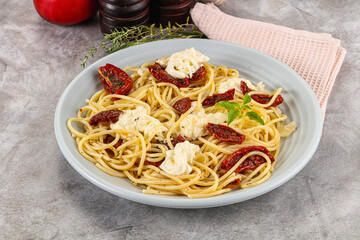 Italian spaghetti with stracciatella and tomato