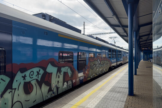 Pociąg Ceskie drahy na peronie. Przyjazdy i odjazdy pociąg&oacute;w. Podr&oacute;żowanie. Dworzec w Czechach. Czeski pociąg.