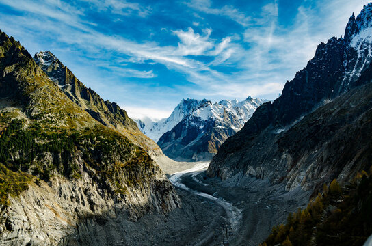 Vall&eacute;e alpine spectaculaire avec gorges rocheuses et sommets &eacute;lev&eacute;s