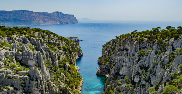 Vue panoramique sur une calanque et la mer M&eacute;diterran&eacute;e