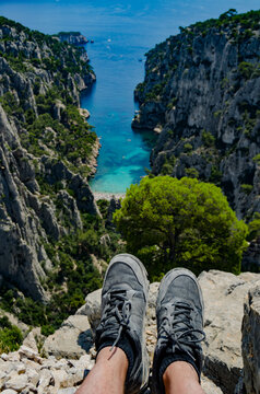 Vue plongeante sur une calanque m&eacute;diterran&eacute;enne aux falaises abruptes