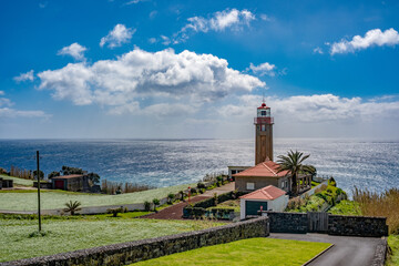 Farol da Ponta Garça, São Miguel, Azoren. Küstenleuchtturm über dem Atlantik bei sonnigem...