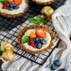 Tartlets with vanilla cream and fresh fruit
