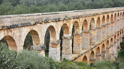 Obraz premium well-preserved roman aqueduct les Ferreres near town Tarragona,Spain