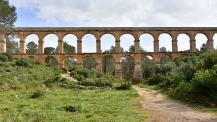 Obraz premium well-preserved roman aqueduct les Ferreres near town Tarragona,Spain