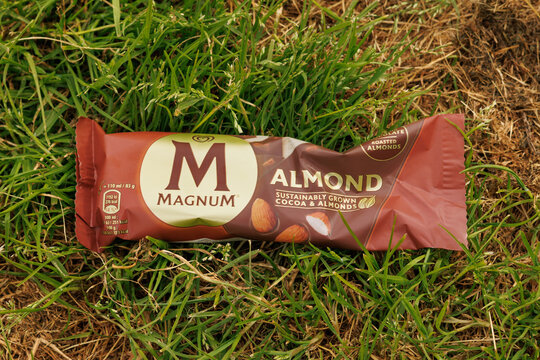 Helado magnum con su envoltorio sobre el cesped el 21 de abril de 2025 en Alcoy, Espa&ntilde;a