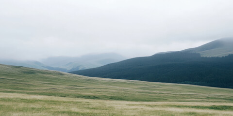 高原の広がる風景は薄霧に包まれ、山々が静かに姿を現す。