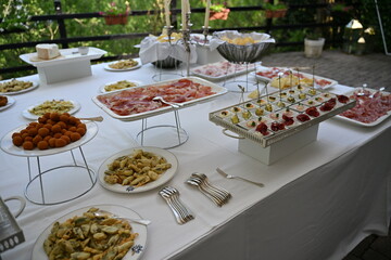 Tavolo pronto per sposi, ricevimento aperitivo, salatini frittini, antipasti misti