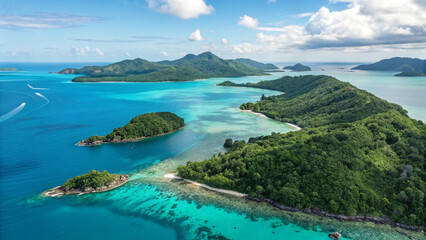 Obraz premium Tropical Island Paradise Lush Greenery Azure Waters Sunny Skies