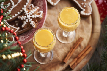 Eiercognac in two glasses with gingerbread Christmas cookies