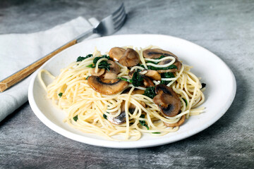 Spaghetti with mushrooms and spinach