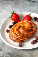 Snail with raisins and strawberries