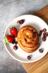 Snail with raisins and strawberries