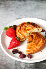 Snail with raisins and strawberries