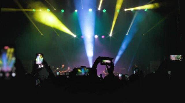 At the festival, many fans raised their hands with phones, filmed and enjoyed the performance of their favorite rock band