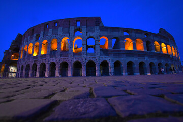 Roma citta eterna dell'arte e architettura: il colosseo di notte