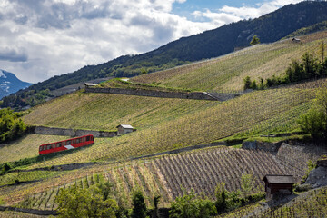Funiculaire dans les vignes entre Sierre et Crans Montana, dans les Alpes suisses