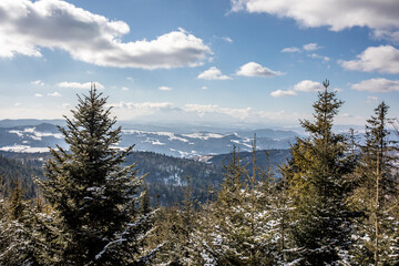 Widok na Tatry w zimowej scenerii. Widok z trasy na G&oacute;rę Radziejowa. Korona G&oacute;r Polski