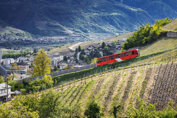 Funiculaire dans les vignes au printemps entre Sierre et Crans-Montana