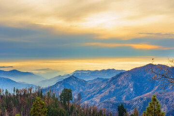 Obraz premium Breathtaking Sunrise Over Sequoia National Park Mountain Range
