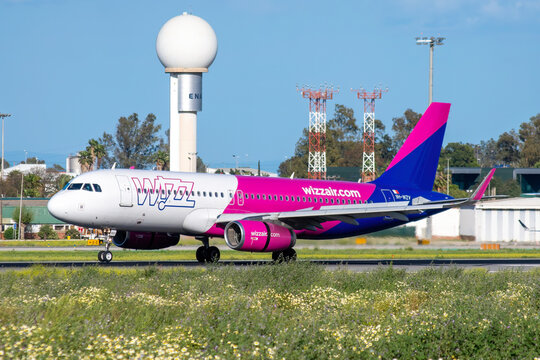 Avi&oacute;n de l&iacute;nea Airbus A320 de la aerol&iacute;nea maltesa Wizz Air Malta aterrizando en el aeropuerto de M&aacute;laga Costa del Sol.