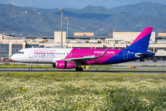 Avi&oacute;n de l&iacute;nea Airbus A320 de la aerol&iacute;nea maltesa Wizz Air Malta aterrizando en el aeropuerto de M&aacute;laga Costa del Sol.
