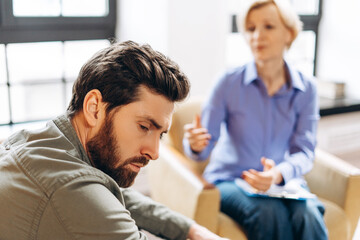 Obraz premium Psychologist analyzing the patient problems and offering practical solutions for rehabilitation