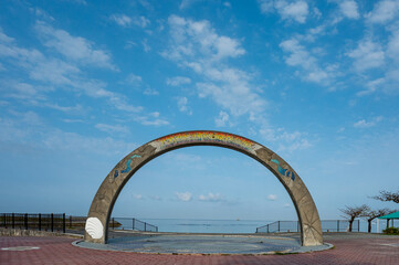青い空と海にかかる橋