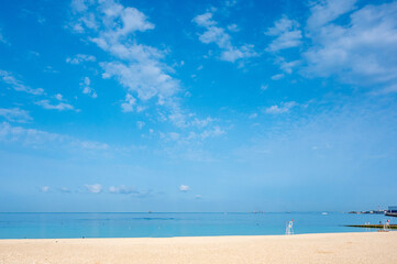 夏の始まりを感じる海辺の風景／Tranquil Summer Beach with Calm Sea