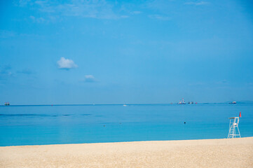 夏の始まりを感じる海辺の風景／Tranquil Summer Beach with Calm Sea