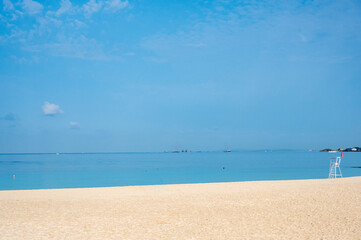夏の始まりを感じる海辺の風景／Tranquil Summer Beach with Calm Sea