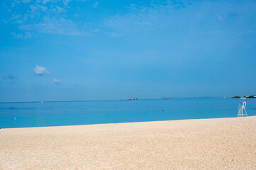 夏の始まりを感じる海辺の風景／Tranquil Summer Beach with Calm Sea