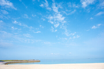 夏の始まりを感じる海辺の風景／Tranquil Summer Beach with Calm Sea