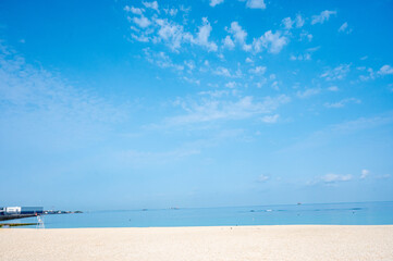 夏の始まりを感じる海辺の風景／Tranquil Summer Beach with Calm Sea