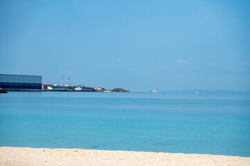 Obraz premium 夏の始まりを感じる海辺の風景／Tranquil Summer Beach with Calm Sea