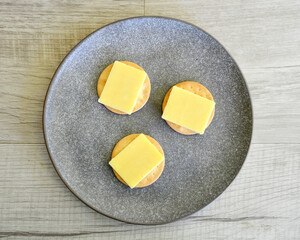Extra tasty cheddar cheese slices on cracker biscuits. 