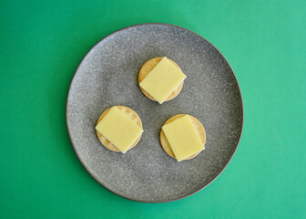 Extra tasty cheddar cheese slices on cracker biscuits. 