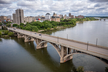 Obraz premium Bridge spans a river in a city