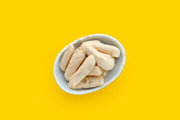 Light and crispy almond meringue cookies