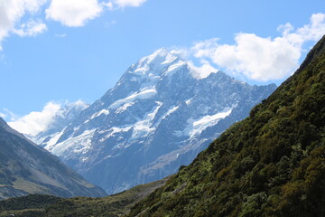 Obraz premium Aoraki’s Summit: New Zealand’s Giant in Focus