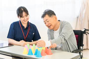 リハビリでトレーニングするシニア男性（脳梗塞,片麻痺,後遺症）
