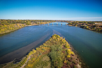 Obraz premium River with a bridge in the middle