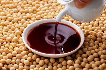 大豆と器に注いだ醤油