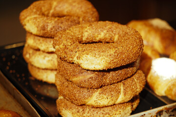 Freshly baked sesame bagels on display at a bakery