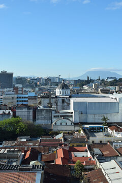 De viaje por la ciudad capital de Guatemala, al fondo la c&uacute;pula de la iglesia de San Francisco en el centro hist&oacute;rico.